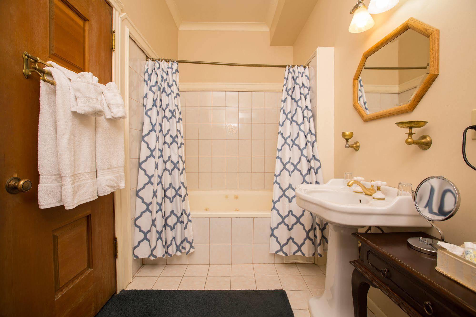 מרפיס The Victoria Inn מראה חיצוני תמונה